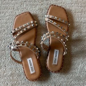 Steve Nadden studded sandals - tan size 8